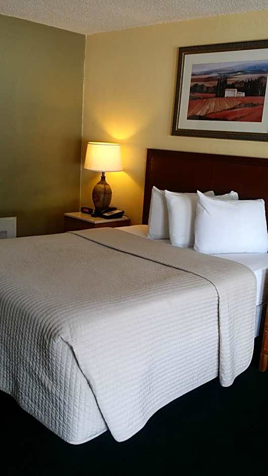 Days Inn by Wyndham Cocoa Cruiseport West At I-95/524