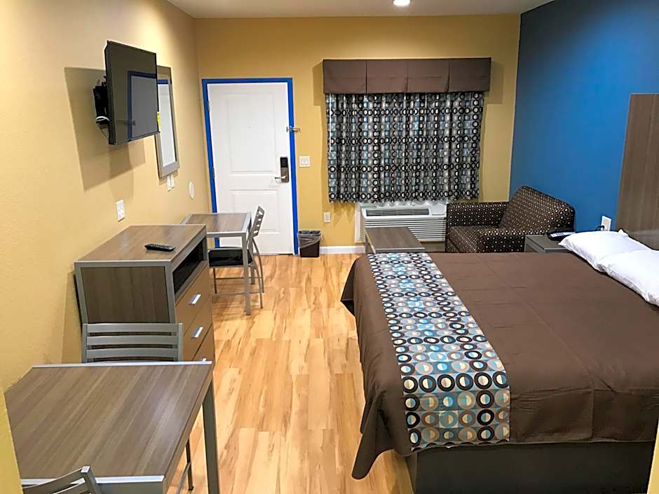 Deluxe Inn & Suites - Baytown