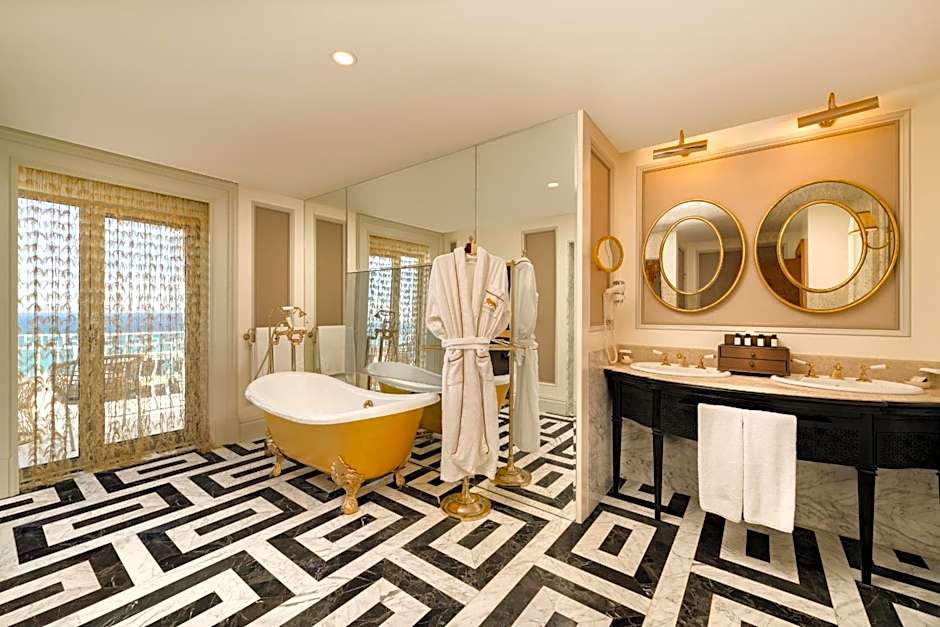 Les Ambassadeurs Hotel Casino&Marina