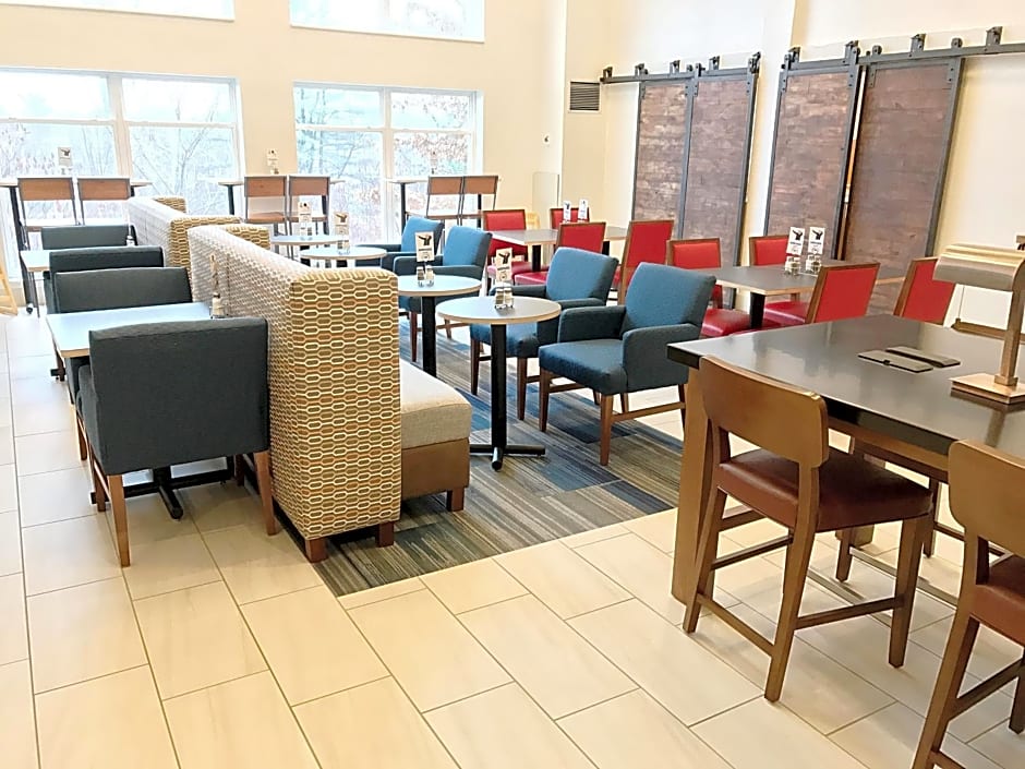 Holiday Inn Express Hotel & Suites White River Junction, an IHG Hotel