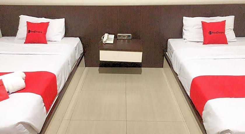 RedDoorz near Pantai Pede