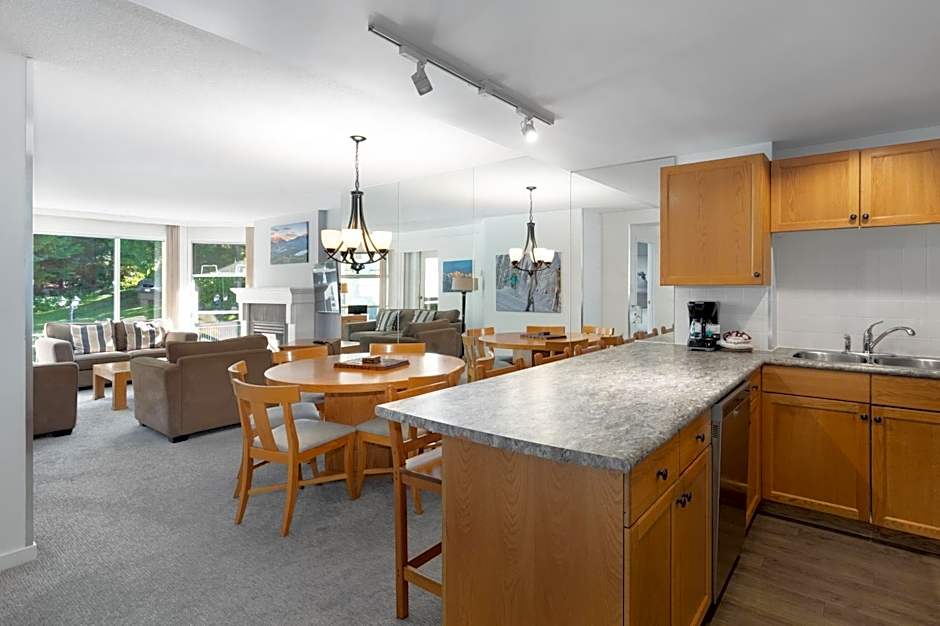 The Woodrun Lodge by Whiski Jack