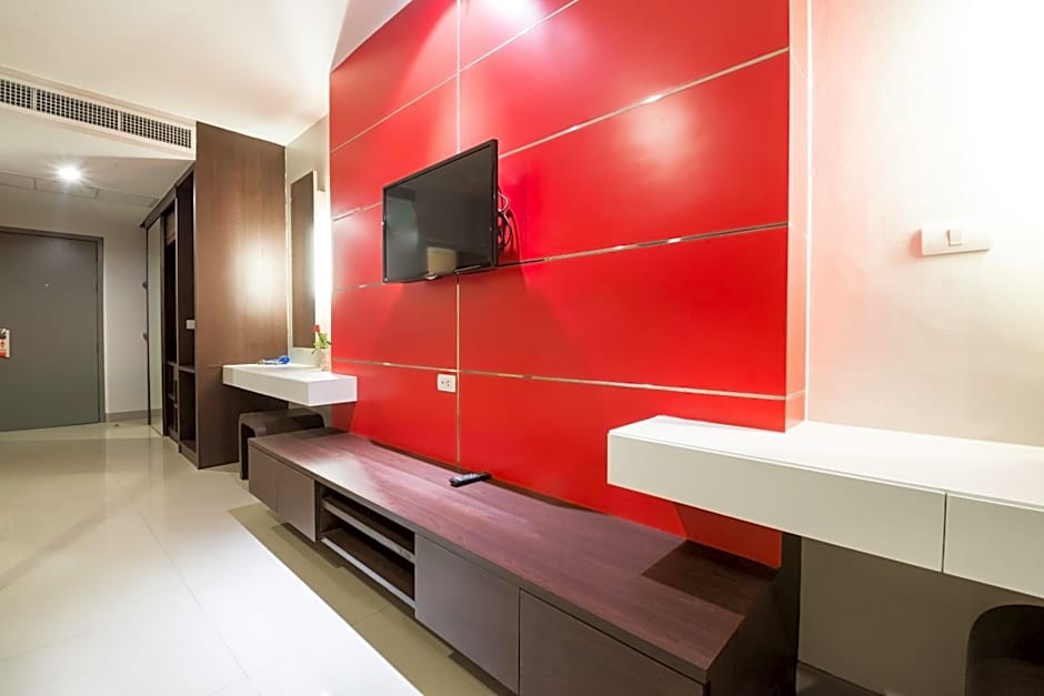 Alfresco Phuket Hotel