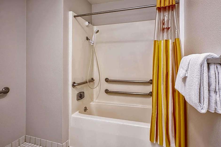 La Quinta Inn & Suites by Wyndham Toledo Perrysburg