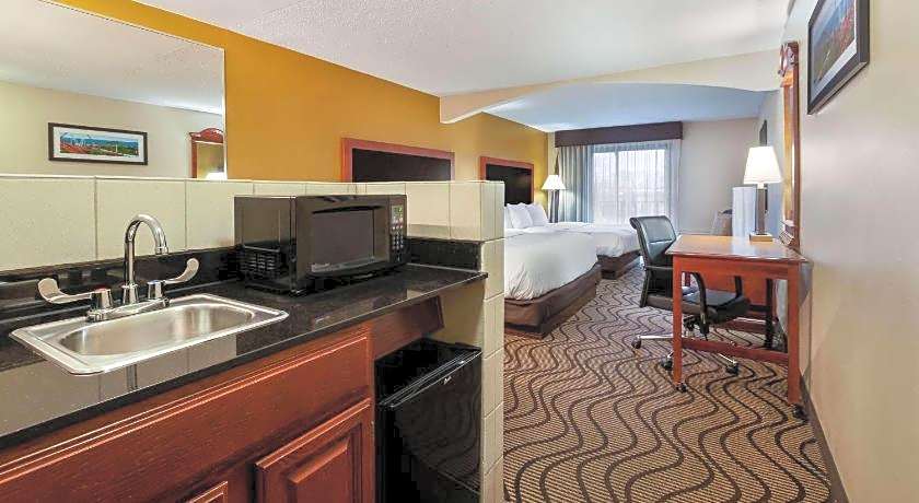 La Quinta Inn & Suites by Wyndham Sandusky