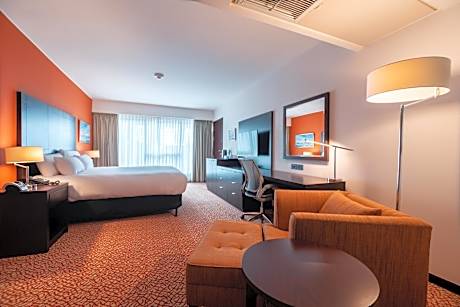 King Room with Roll-In Shower - Mobility Access