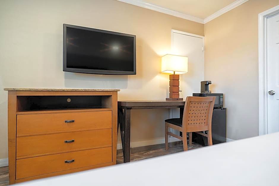 The Buena Park Hotel & Suites