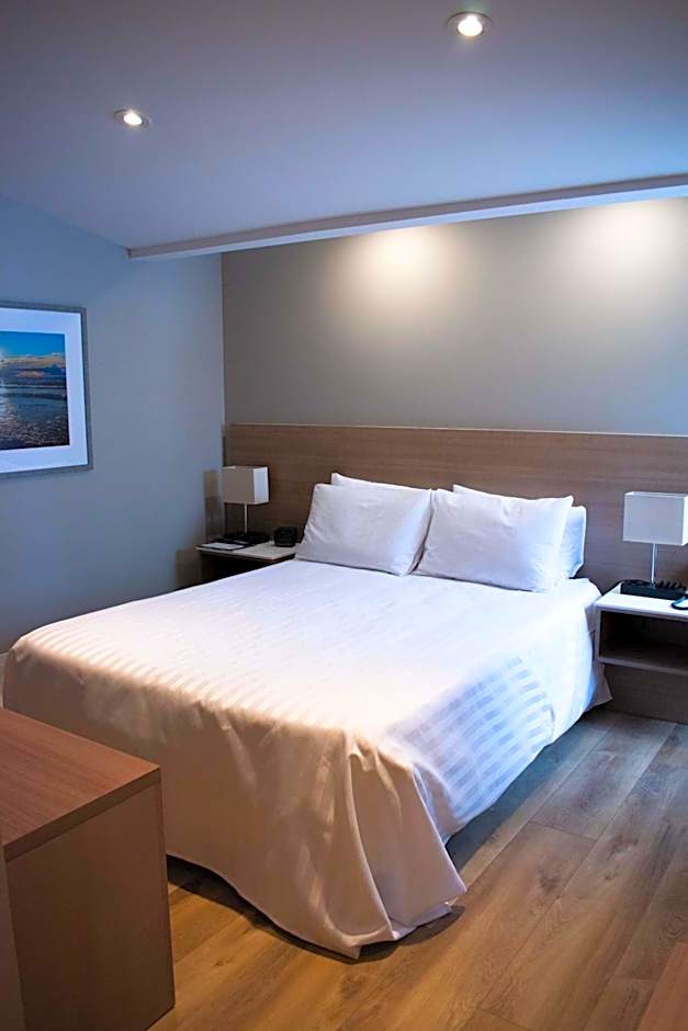 Colonial Hotel & Suites