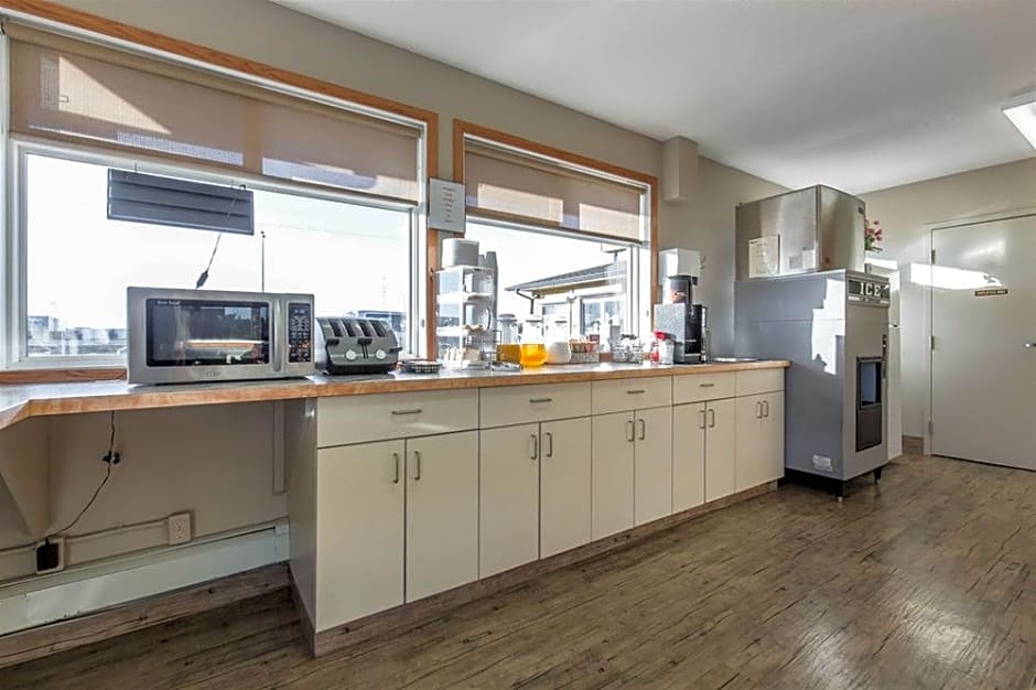 Econo Lodge Inn & Suites