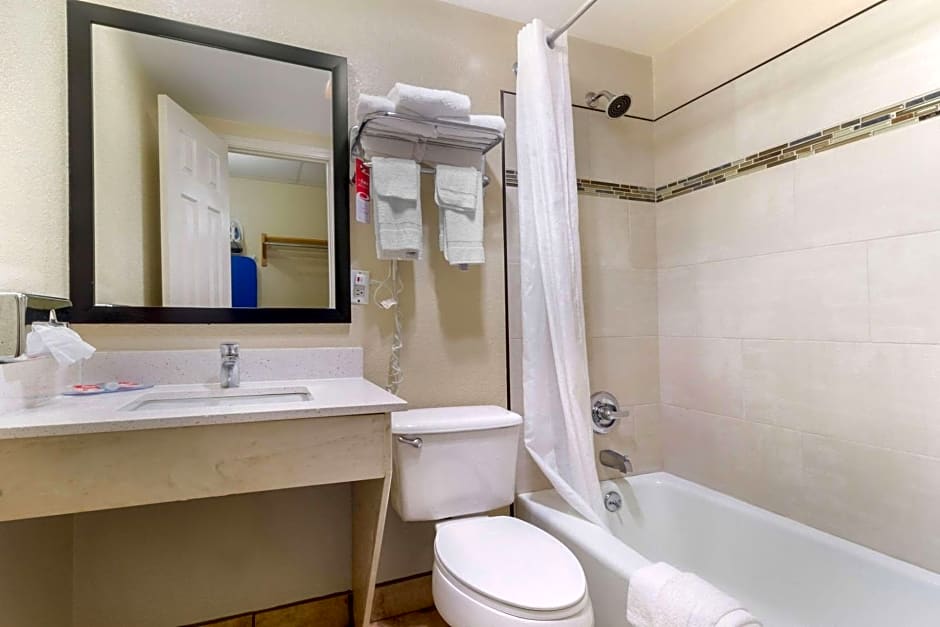 Econo Lodge Inn & Suites At The Conference Center