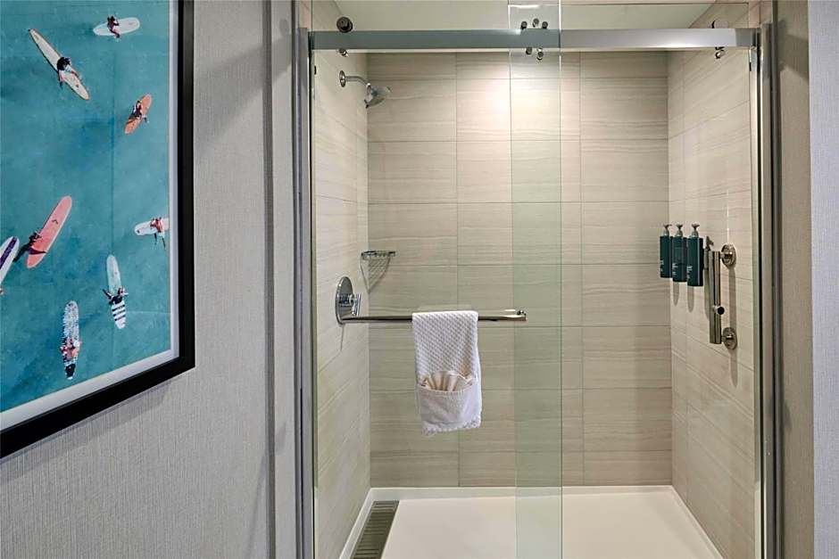 Hotel Zessa Orange County Airport, a DoubleTree by Hilton