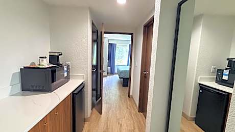 One-Bedroom King Suite - Non-Smoking