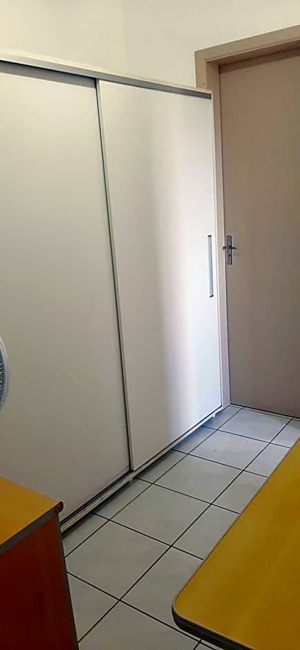 APARTAMENTO 10 min de CRICIUMA em IÇARA-SC - 2 quartos - 3 Ar-Condicionado split - Cozinha equipada - Banheiro - Garagem coberta e Wi-Fi - Anfitriã Superhost no BnB