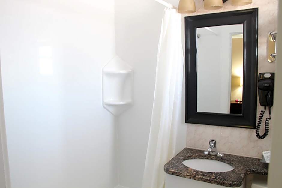 Perth Plaza Inn & Suites