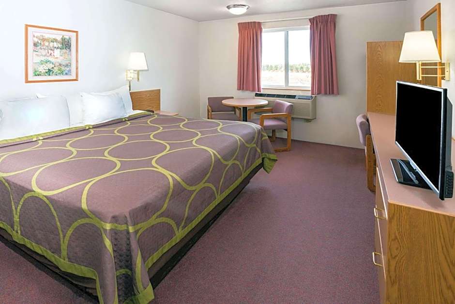 Super 8 by Wyndham Redmond