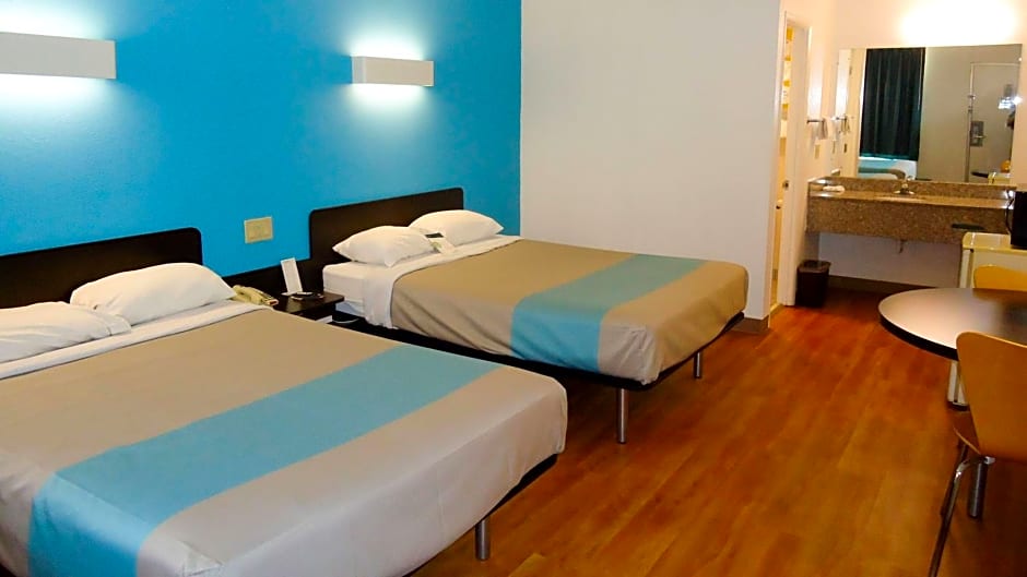 Motel 6 Kingston