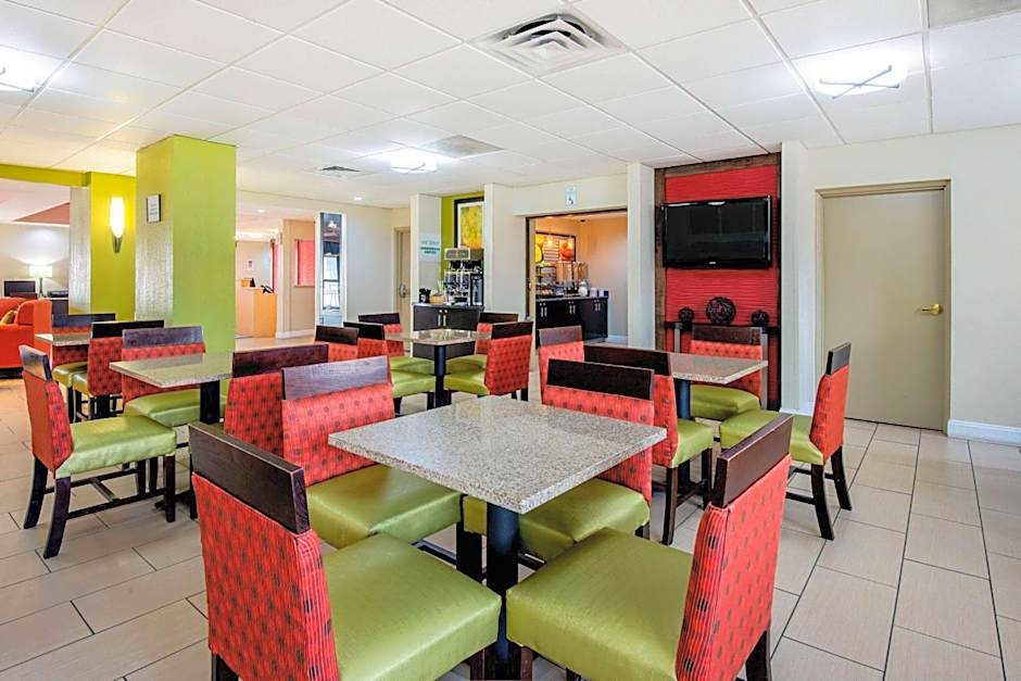 La Quinta Inn & Suites by Wyndham Elkview