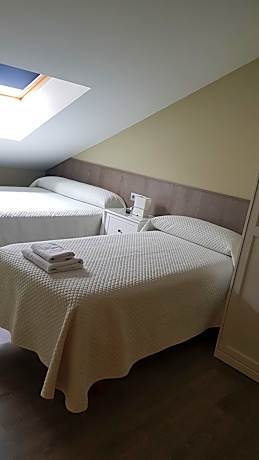 Deluxe Double Room (2 Adults + 1 Child)