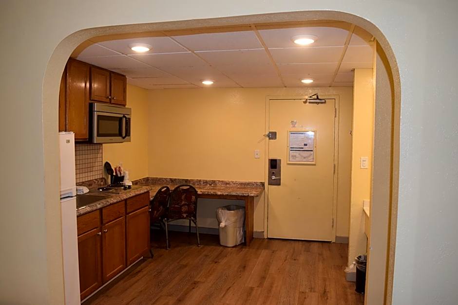 Days Inn by Wyndham Panama City Beach/Beachfront Resort