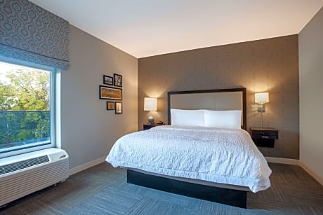 1 King Accessible Roll in Shower Balcony Studio