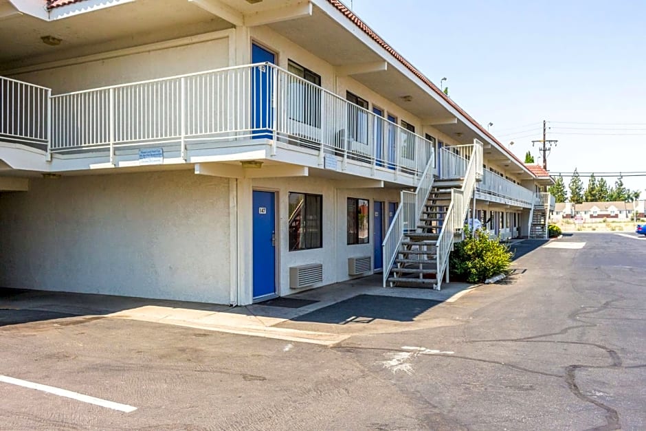 Motel 6-Bakersfield, CA - Convention Center