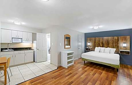 Studio with 1 King Bed - Non-Smoking