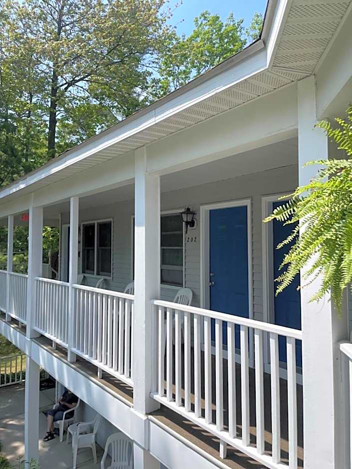 M22 Inn Glen Arbor