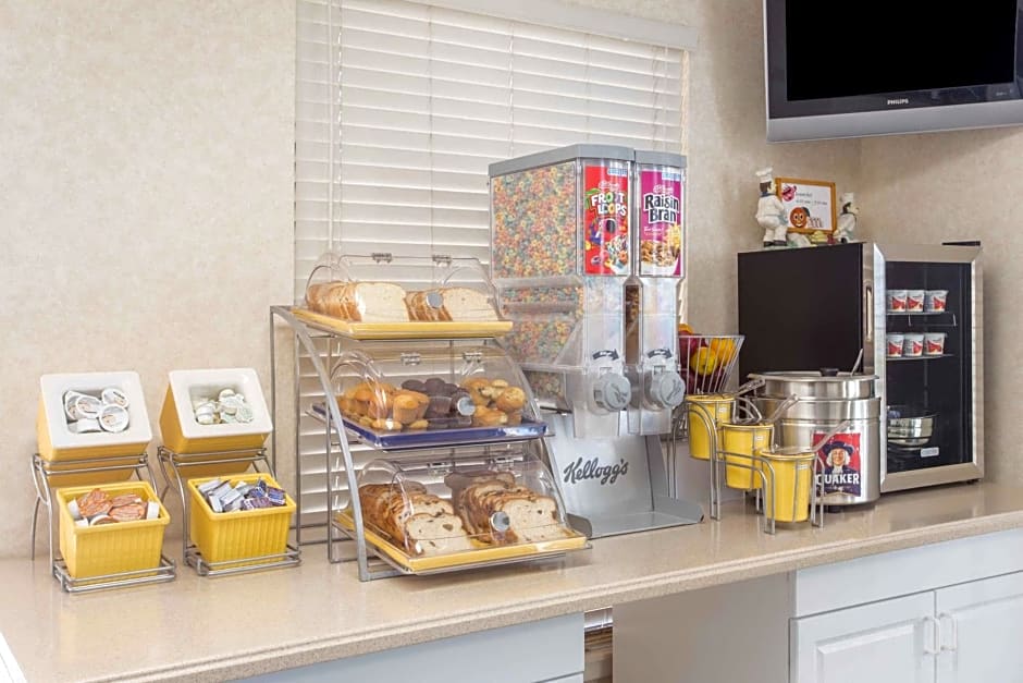 Days Inn & Suites by Wyndham Navarre Conference Center