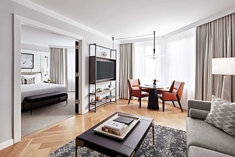 Atrium Suite - 1 King Bed