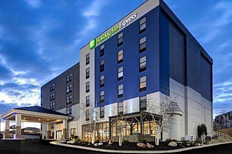 Holiday Inn Express & Suites Central Omaha By IHG