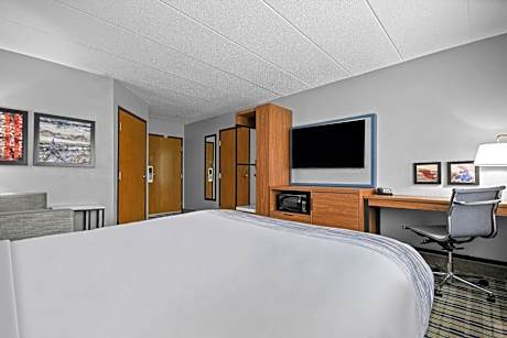 1 Queen Bed Mobility Accessible Room Non-Smoking