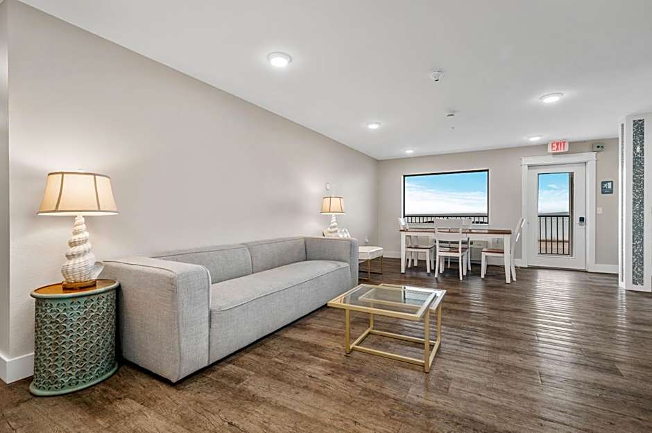 Gold Coast Inn ⁀➷ Breathtaking Sunsets ➠ Standard Lake View Room ➠ 106