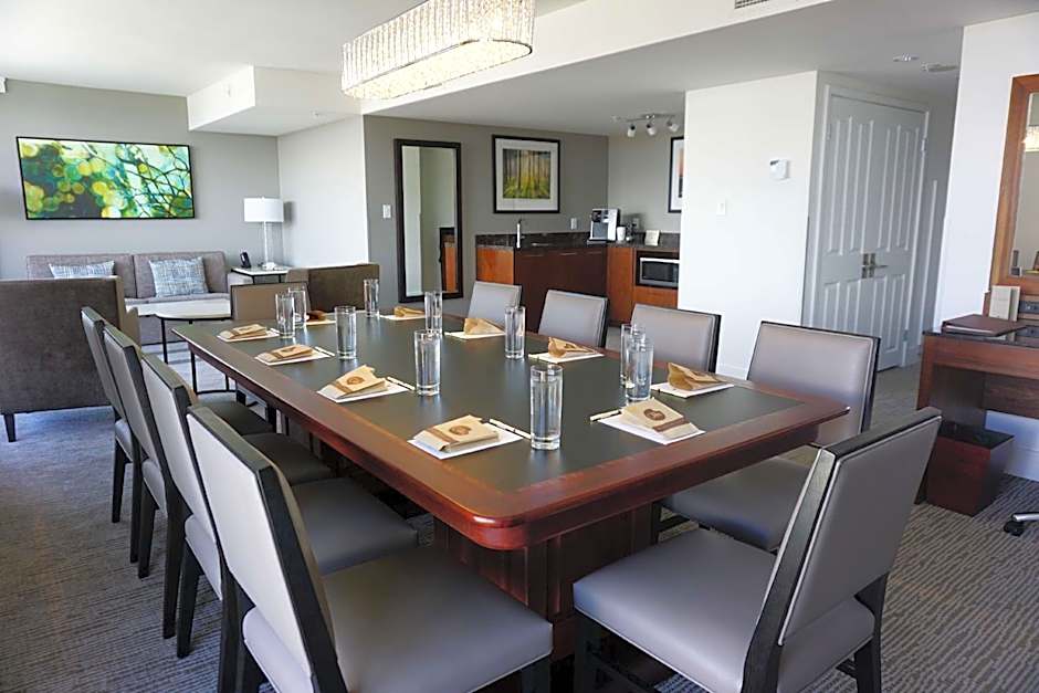 DoubleTree by Hilton Hotel & Suites Victoria