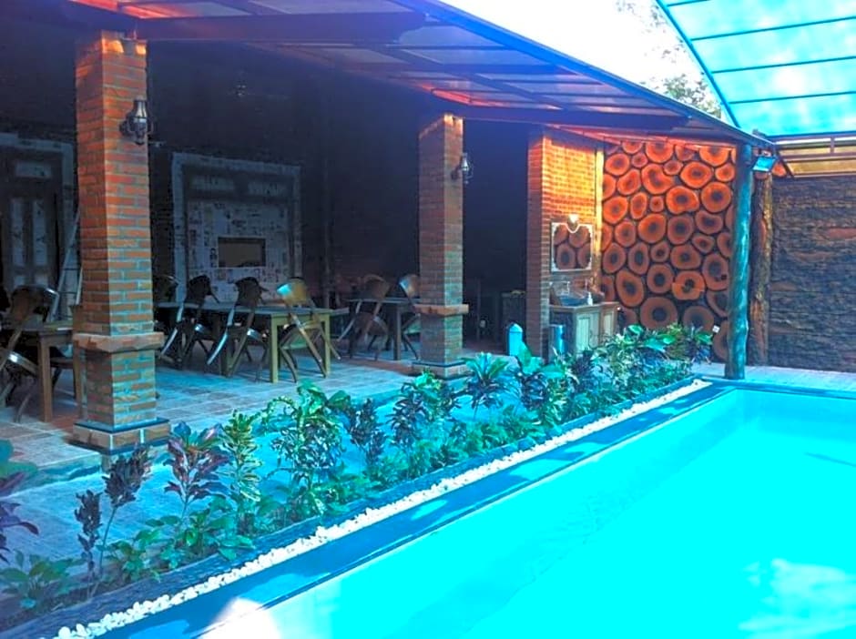 Hotel Savitri Country