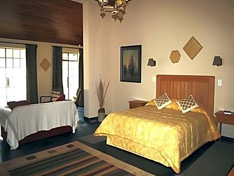 Family Room (2 Adults + 2 Children)