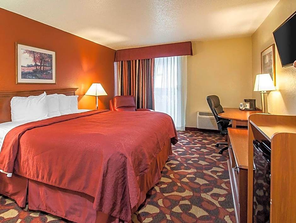 Quality Inn & Suites Kansas City I-435n Near Sports Complex