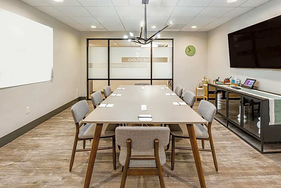 Crowne Plaza Milwaukee Airport by IHG