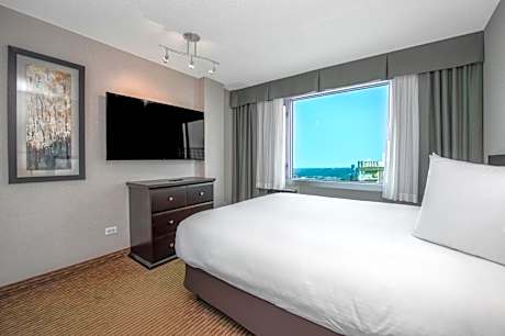 Premium Suite Full Kitchen Queen