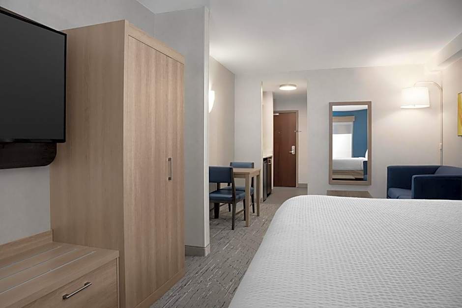 Holiday Inn Express & Suites Alexandria - Fort Belvoir By IHG
