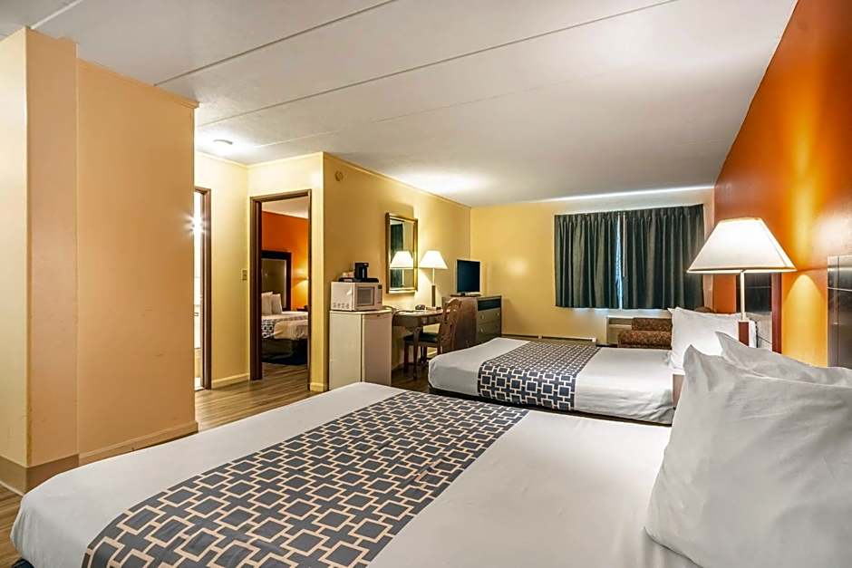 Econo Lodge Inn & Suites Windsor Locks Bradley Airport