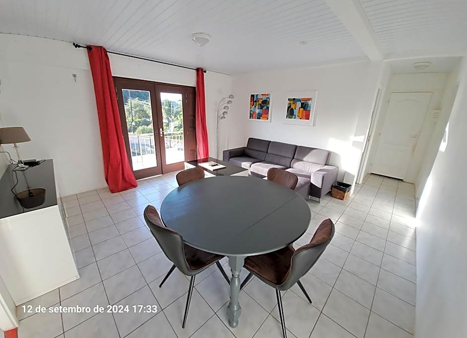 Au Petit Canal Fleuri