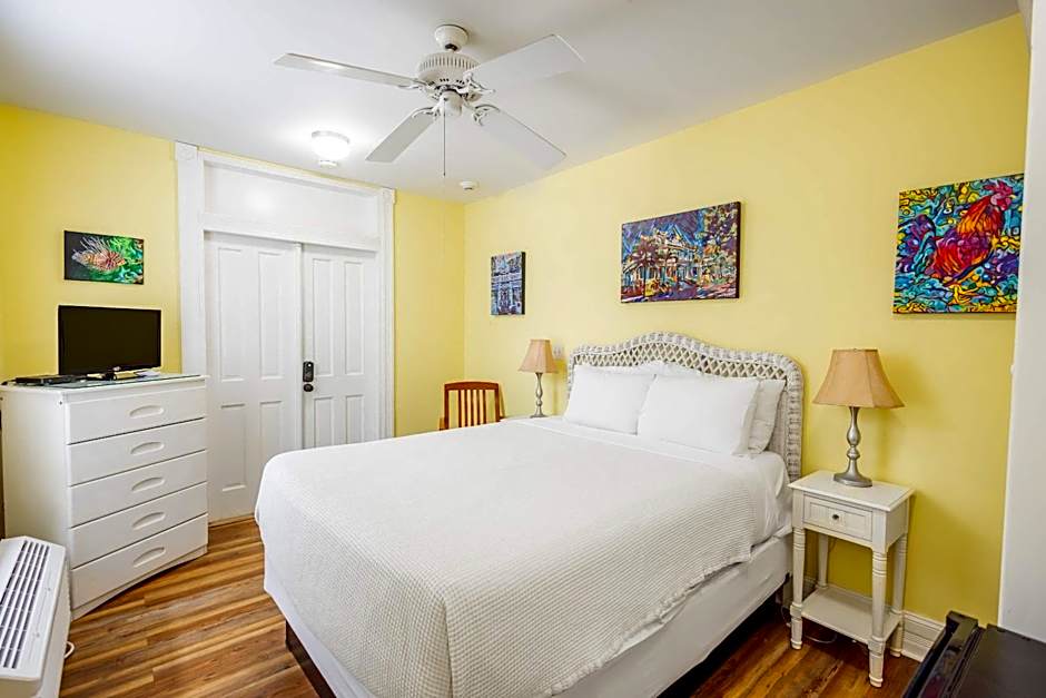 Classic Queen - Curry Mansion with Heated Pool