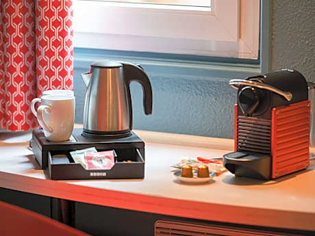 Chambre au rez de chaussée équipée d'une salle de bain avec douche.
Cafetière et bouilloire.