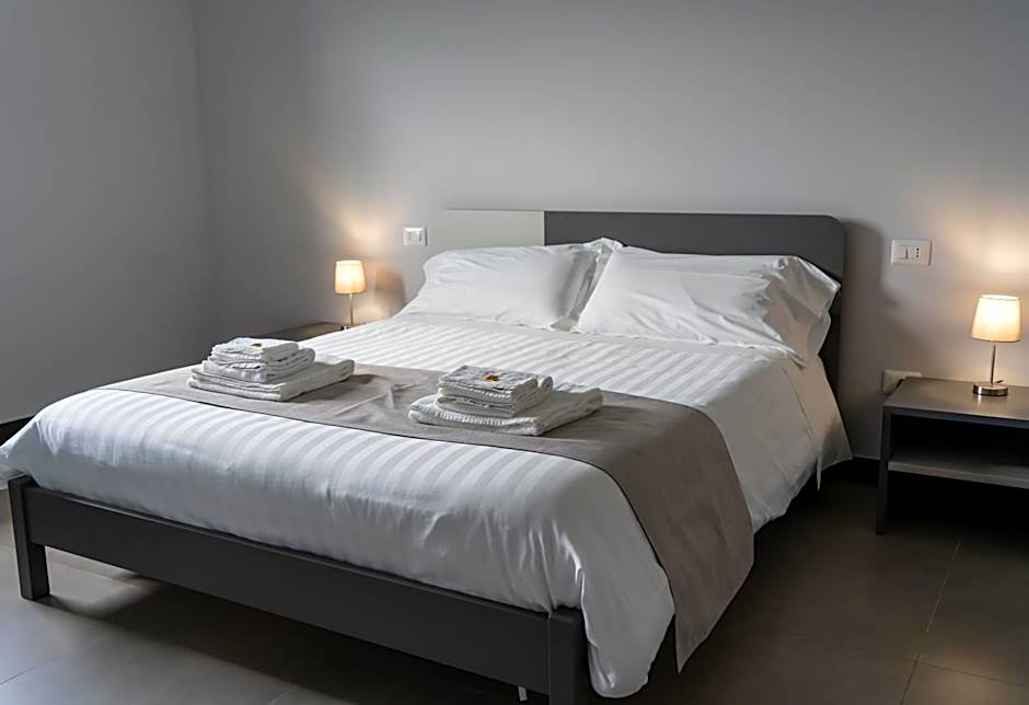 Skyline Rooms & Suites