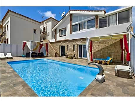 Apartment with Pool View