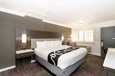 1 King Bed Nonsmoking