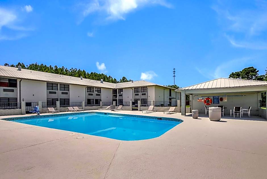 Clarion Pointe Marshall