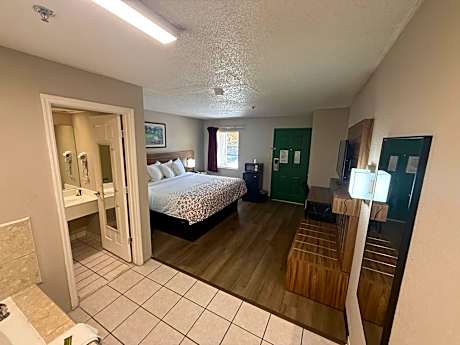 King Suite with Spa Bath - Non-Smoking