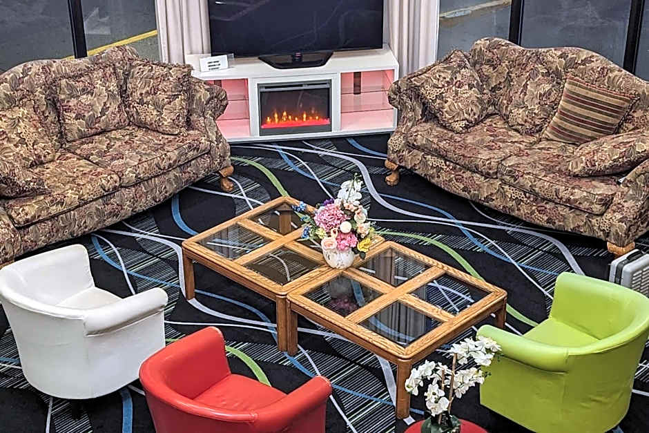 Super 8 by Wyndham Staunton