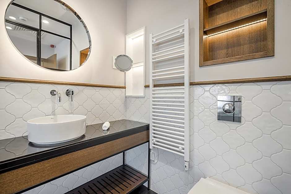 Budapest Eye- Boutique Suites, by BQA